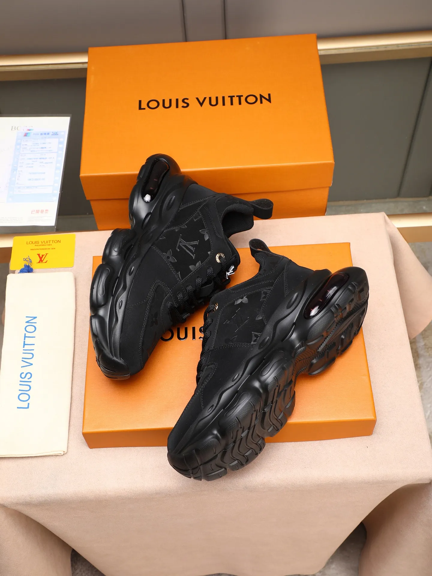 Men's shoes 💰460 [LV] Made of imported L special materials spliced ​​with cowhide and comfortable mesh lining. Private molded foam air cushion outsole, super light and comfortable on the feet! Perfect last shape, generous and fashionable design, 5 colors available! Code number: 38–44 (45 customized